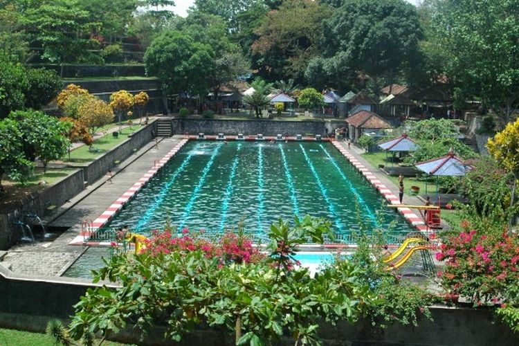 Taman Narmada di Lombok Barat, Nusa Tenggara Barat.