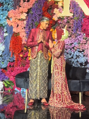 Pesepak bola Rizky Ridho menikahi kekasihnya, Sendy Aulia, di Surabaya, Jawa Timur, Minggu (22/6/2025).