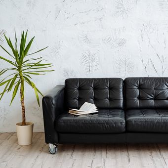 Ilustrasi sofa kulit warna hitam.