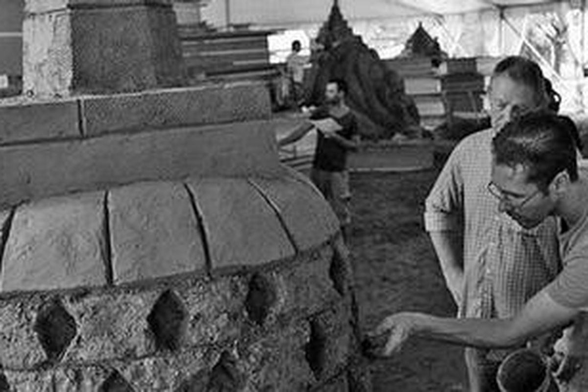 Seniman dari sejumlah negara, yang tergabung dalam World Sand Sculpting Academy, menyiapkan 42 patung dari pasir di Alam Fantasia, Taman Budaya Sentul City, Kabupaten Bogor, Jawa Barat, Senin (28/11). Karya seni patung dengan media pasir dengan tajuk "Wonder of the World" yang diklaim terbesar di Asia Tenggara itu akan dipamerkan dalam The 1st Indonesia Sand Sculpture Festival, 18 Desember 2011-28 Januari 2012.