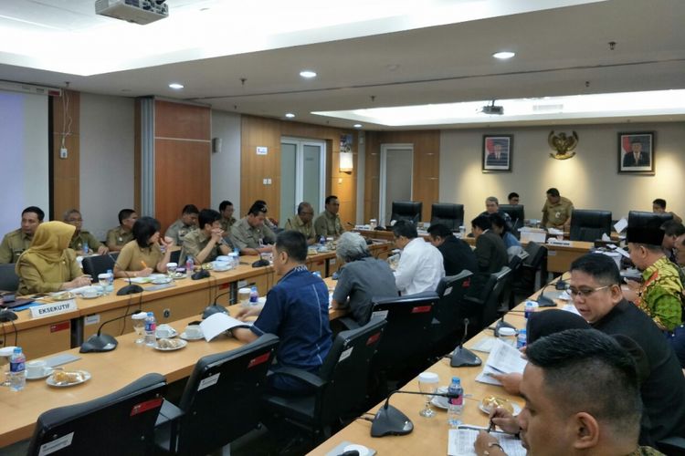 Suasana rapat banggar Kebijakan Umum Perubahan Anggaran Plafon Prioritas Anggaran Sementara (KUPA-PPAS) untuk rancangan Anggaran Pendapatan dan Belanja Daerah Perubahan (APBD-P) DKI 2018 di Gedung DPRD DKI Jakarta, Selasa (28/8/2018). 