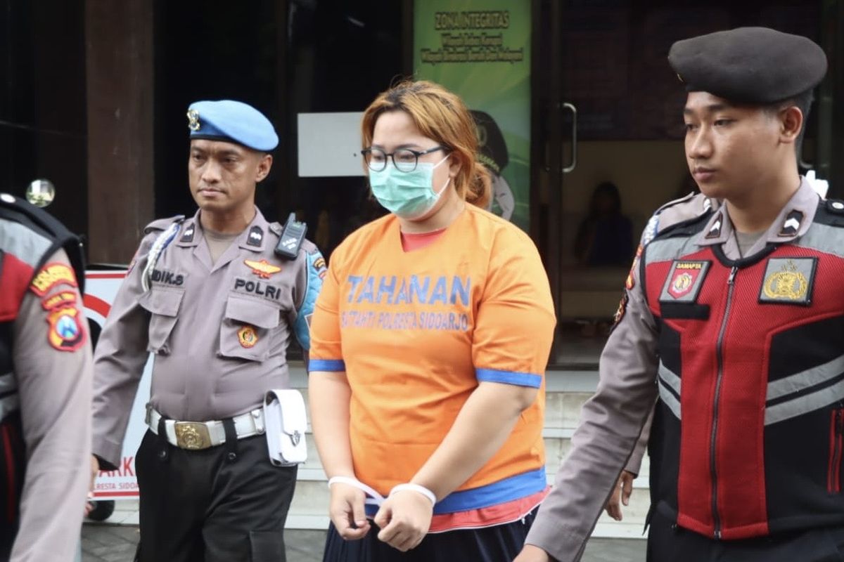 Tersangka penyiram air panas ke anak kandung di Sidoarjo, Jumat (14/2/2025).