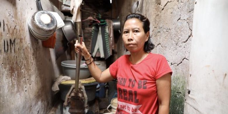 Mamas, warga Tambora, Jakarta, bergantung pada pompa air tanah manual. Saat musim kemarau, ia terpaksa membeli lebih banyak air dari pedagang keliling. 