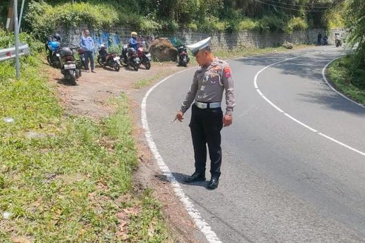 Seorang pengendara motor gede (Moge) mengalami kecelakaan tunggal di jalur Telaga Sarangan, Magetan, Jawa Timur.