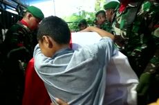 Isak Tangis Sang Anak Sambut Kedatangan Jenazah Anggota TNI yang Tertembak di Mimika