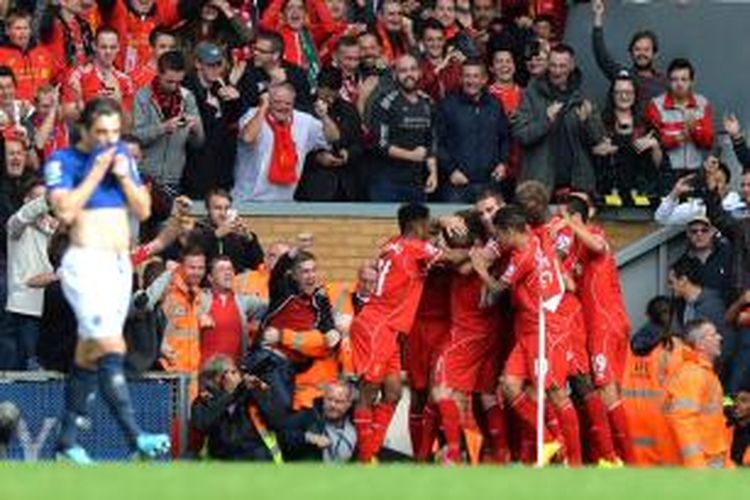 Para pemain Liverpool merayakan gol Steven Gerrard pada pertandingan lanjutan Premier League melawan Everton, Sabtu (27/9/2014). 