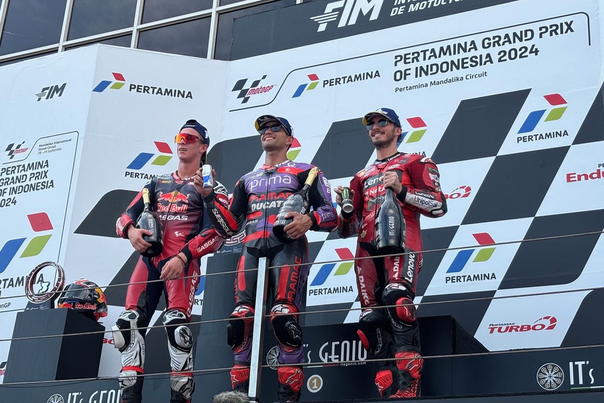 Momen pebalap Pramac Racing, Jorge Martin (tengah), berada di atas podium bersama Pedro Acosta (kiri) dan Francesco Bagnaia usai balapan utama MotoGP Mandalika 2024 di Sirkuit Mandalika, Lombok, Nusa Tenggara Barat, Minggu (29/9/2024).