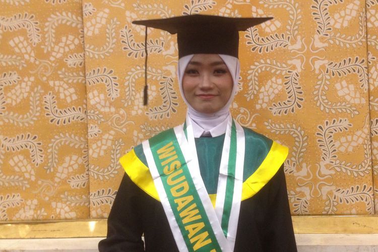 Rima Dwi Nora Diah (20) saat ditemui seusai wisuda di Politeknik Maritim Negeri Indonesia, Sabtu (27/10/2018).
