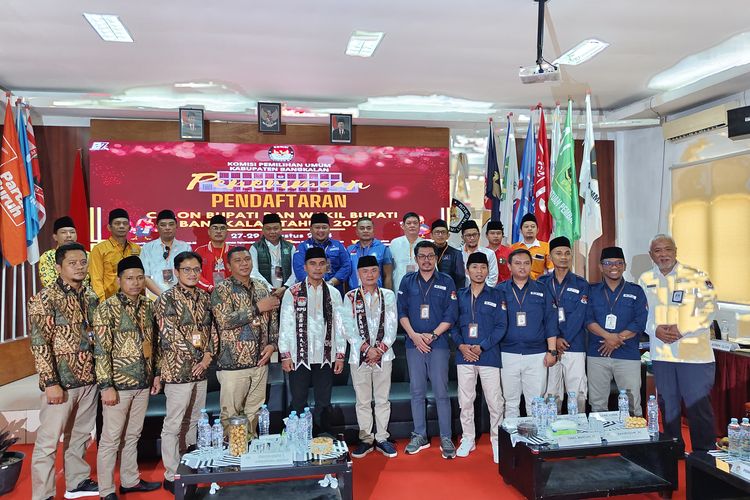 Pasangan calon bupati dan calon wakil bupati Bangkalan Lukman Hakim - Moch Fauzan Ja'far (kemeja putih) foto bersama dengan jajaran partai pendukung dan komisioner KPU serta Bawaslu Bangkalan usai mendaftar di Pilkada Bangkalan 2024, Kamis (29/8/2024).