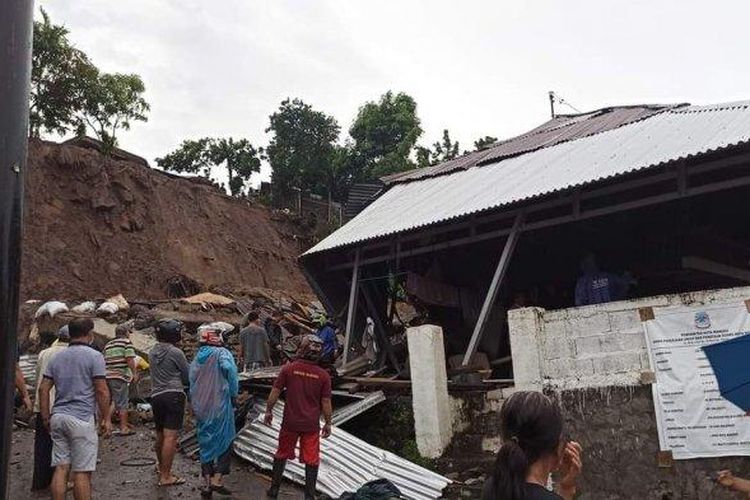 Longsor terjadi di Kelurahan Malalayang 1 Barat, Kecamatan Malalayang dan mengakibatkan dua orang tertimbun berdasrkan informasi Basarnas Manado, Sabtu (16/1/2021) (Tribun Manado/ Dokumen Basarnas Manado)