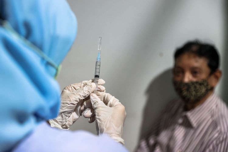 Tenaga kesehatan menyuntikkan vaksin Pfizer dosis ketiga kepada warga lanjut usia saat vaksinasi booster Covid-19 di Puskesmas Kecamatan Tanah Abang, Jakarta Pusat, Jakarta, Kamis (13/1/2022). Pemerintah memulai program vaksinasi lanjutan (booster) Covid-19 secara gratis kepada masyarakat umum yang berusia 18 tahun ke atas dengan kelompok prioritas penerima vaksin adalah orang lanjut usia (lansia) dan penderita immunokompromais.