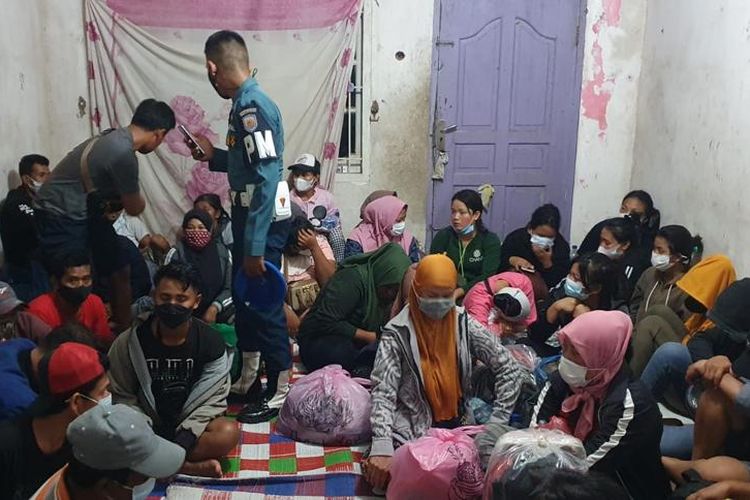 TNI Angkatan Laut menggerebek tempat penampungan pekerja migran Indonesia ilegal yang akan berangkat ke Malaysia di Tanjung Balai, Asahan, Sumatera Utara, Senin (28/2/22), sekitar pukul 01.30 WIB.