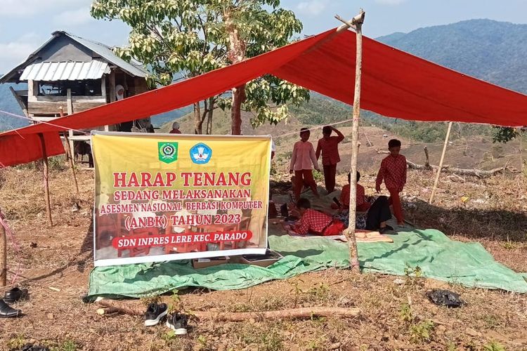 Siswa SD Inpres di Desa Lere, Kecamatan Parado, Kabupaten Bima, saat mengikuti sesi latihan diatas bukit pegunungan, Kamis (26/10/2023).