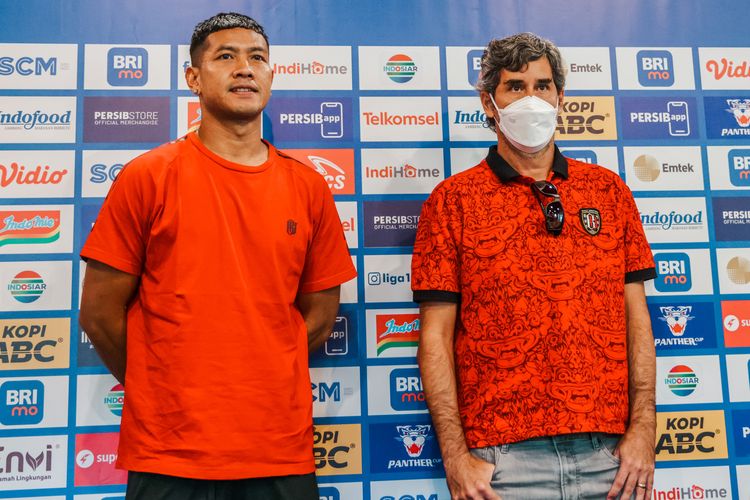 Sesi foto tim Bali United dalam konferensi pers jelang pertandingan Persib vs Bali United, Senin (22/8/2022) di Graha Persib. Kedua tim akan bentrok dalam laga pekan keenam Liga 1 2022-2023. Pelatih Bali United Stefano Cugurra Teco (kanan) dan pemainnya Jajang Mulyana (kiri).