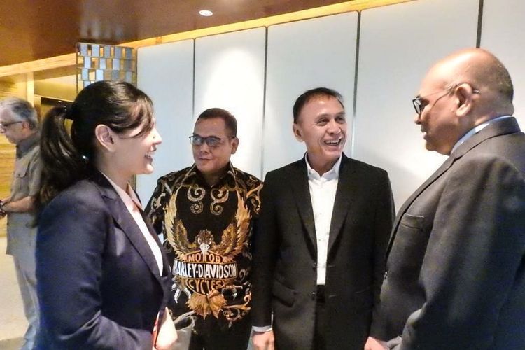 Ketua Umum PSSI, Mochamad Iriawan alias Iwan Bule, Sekjen PSSI, Ratu Tisha Destria, bersama perwakilan AFC.