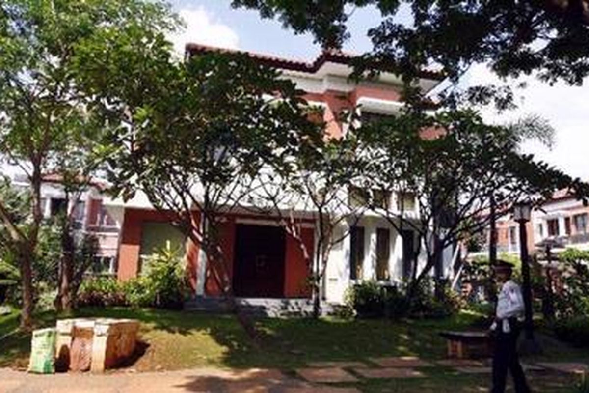 Rumah pegawai Direktorat Jenderal Pajak golongan IIIA, Gayus Halomoan Tambunan di Real Estate Gading Park View Bok ZE 6 No 1, Kelapa Gading, Jakarta Utara.