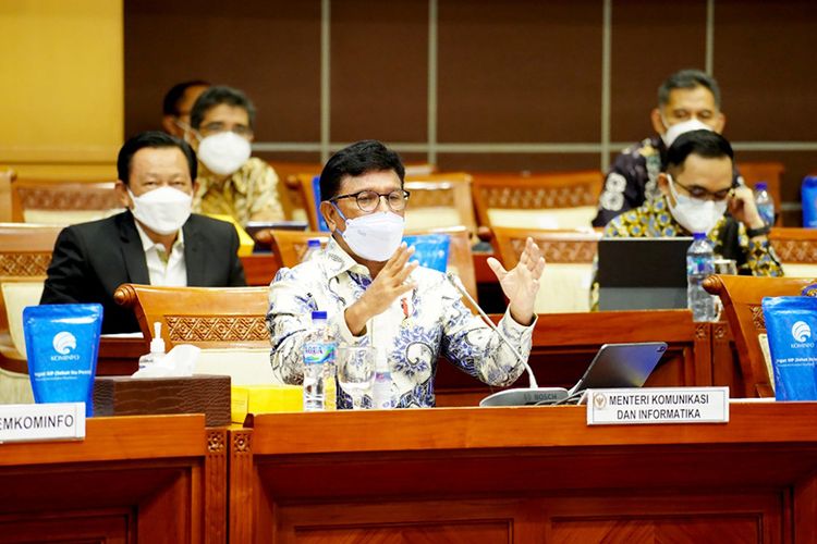 Menteri Komunikasi dan Informatika Johnny G. Plate dalam Rapat Kerja dan Rapat Dengar Pendapat bersama Komisi I Dewan Perwakilan Rakyat (DPR) Republik Indonesia (RI), di Senayan, Jakarta Selatan, Selasa (16/11/2021).