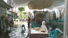 Saat Hajatan Tetap Berlangsung di Tengah Banjir Dayeuhkolot, Tamu Berdatangan Tembus Genangan Air
