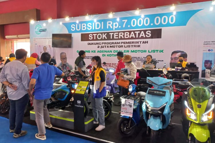 Gimik subsidi Rp 7 juta untuk pembelian motor listrik di Indonesia International Motor Show (IIMS) 2023