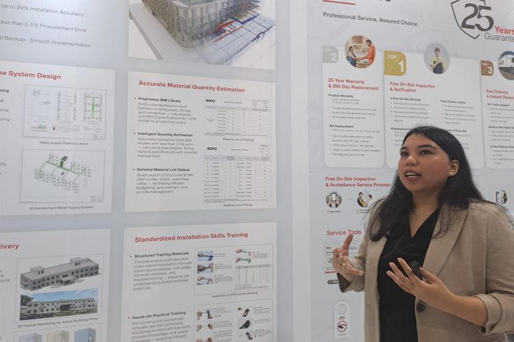 Senior Marketing Manager RIIFO Indonesia Della Jofenita mengajak awak media mengenal lini produk RIIFO pada booth di IndoBuildTech 2025 di ICE BSD, Rabu (2/7/2025).