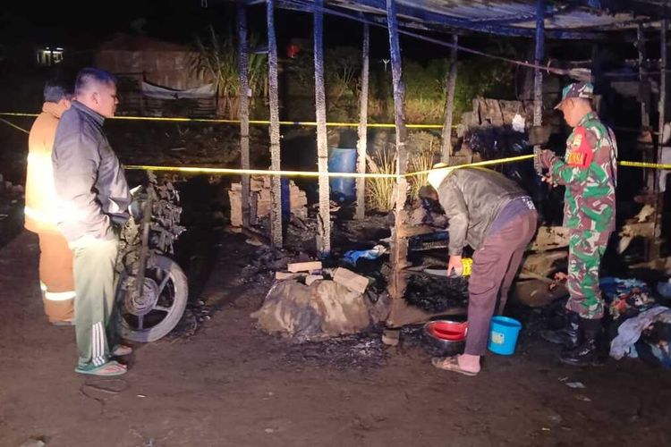 Kondisi rumah pasca peristiwa kebakaran rumah yang menewaskan dua Balita di Dusun Paya Lulu, Nagori Purba Dolok, Kecamatan Purba, Kabupaten Simalungun, Provinsi Sumatera Utara, Selasa (26/3/2024) malam.