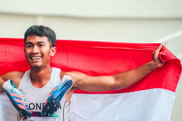 Atlet para atletik Indonesia, Eko Saputro, meraih medali emas ASEAN Para Games 2022 di Stadion Manahan, Solo, Selasa (2/8/2022).