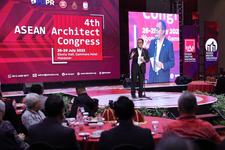 Wali Kota Makassar Danny Pomanto saat menghadiri acara Kongres Arsitek se-Asean ke-4 di Hotel Gammara, Makassar, Sulawesi Selatan (Sulsel), Kamis, (27/7/2023).
