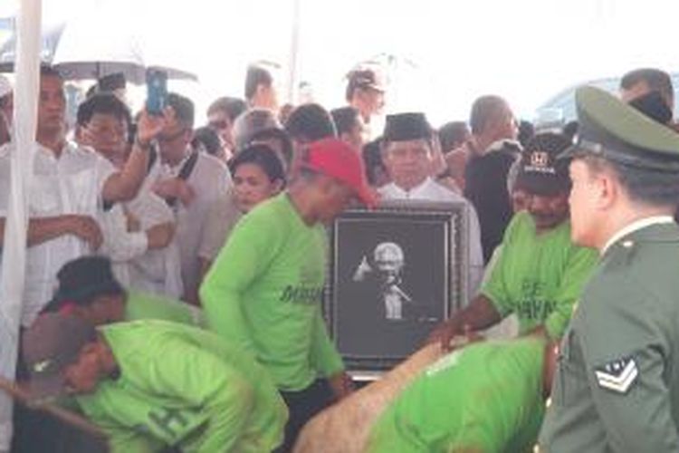 Prosesi pemakaman pengacara senior Adnan Buyung Nasution di TPU Tanah Kusir, Jakarta Selatan, Kamis (24/9/2015).