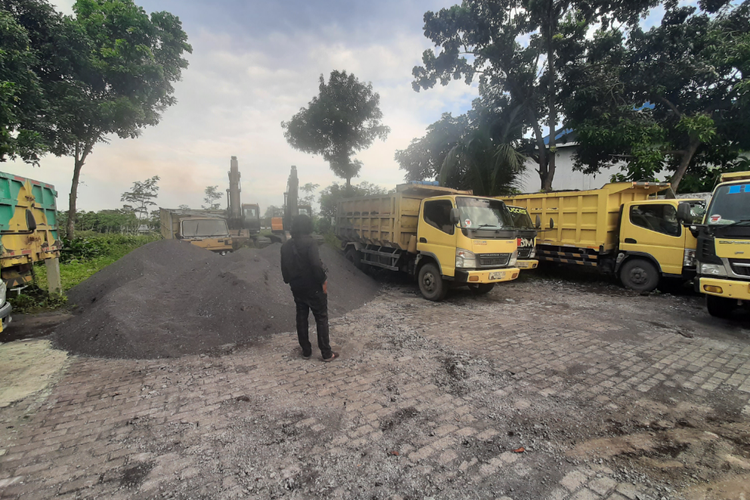15 truk pasir dan 2 ekskavator diamankan polisi usai lakukan aktivitas pertambangan ilegal di pesisir Lumajang, Jumat (25/5/2022)