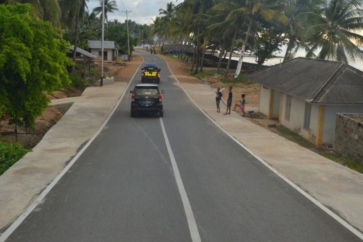 Kondisi jalan di salah satu pulau di Provinsi Maluku.