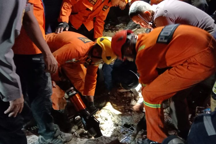 Tim Basarnas berupaya mengevakuasi korban yang tertimpa reruntuhan Alfamart Ambruk di Banjar, Kalsel, Senin (18/4/2022). 