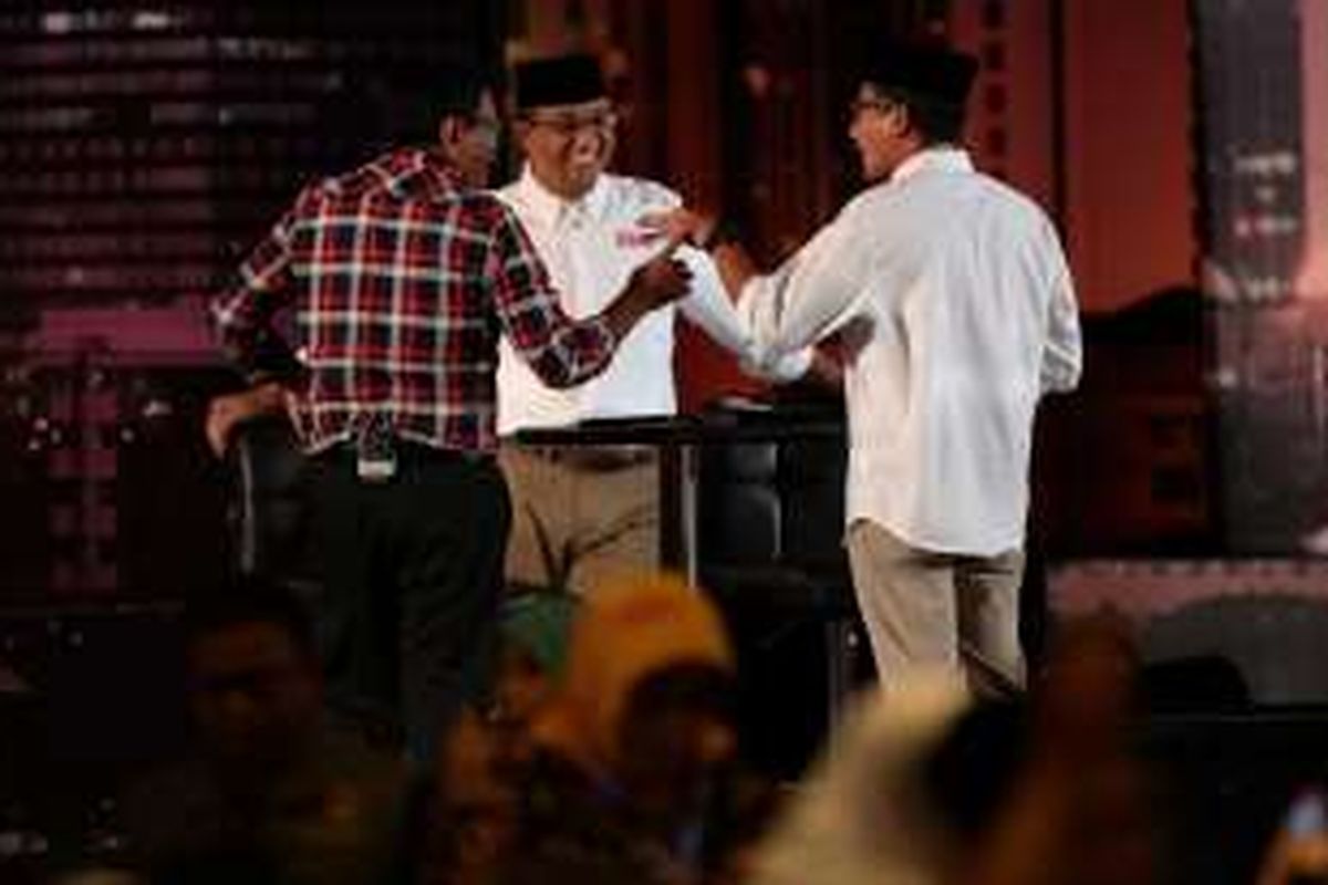 Suasana jeda iklan saat debat perdana calon gubernur dan wakil gubernur DKI Jakarta 2017 yang diselenggarakan Komisi Pemilihan Umum Provinsi DKI Jakarta di Hotel Bidakara, Jakarta, Jumat (13/1/2017).  