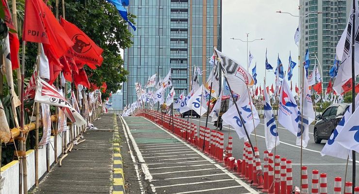 Jembatan Ciliwung Cokroaminoto Disesaki Bendera Partai, Terpasang Juga di “Stick Cone” Jalur Sepeda 