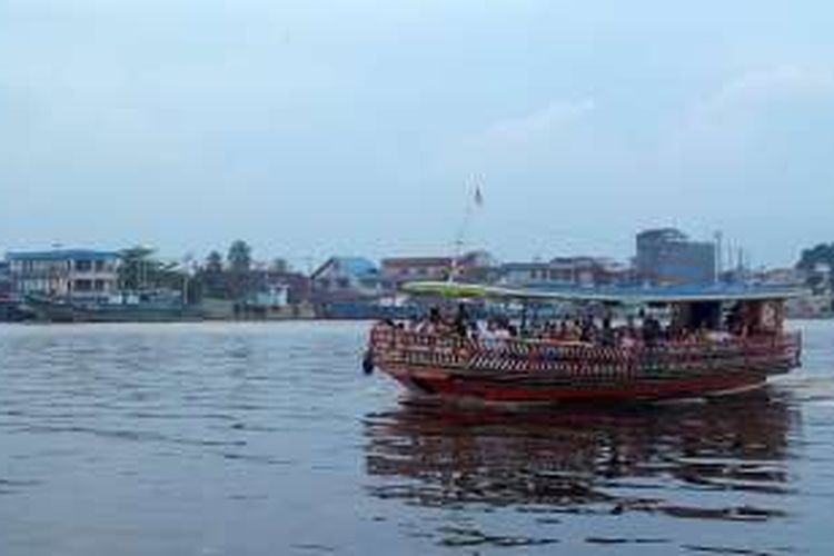 Suasana menyusuri sungai Kapuas menggunakan kapal wisata.