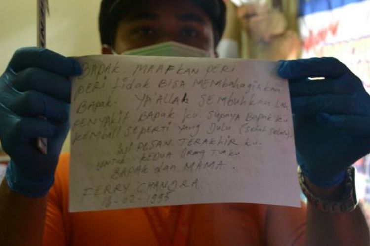 Petugas Inafis Polresta Pontianak menunjukkan surat wasiat yang ditinggalkan korban (13/2/2017)