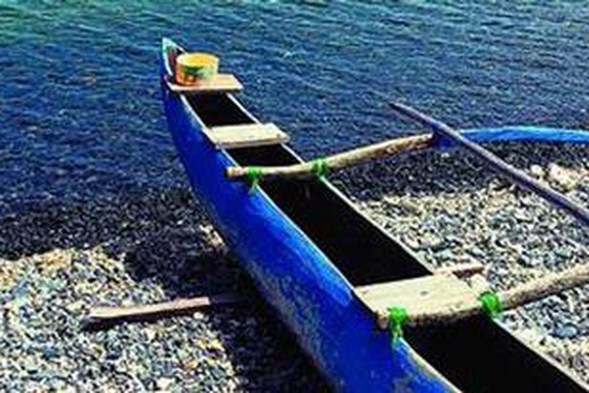 Kerikil dan air yang jernih di Pantai Tablanusu, Jayapura.