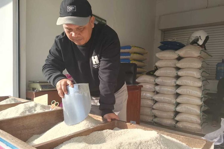 Pedagang di Pasar Inpres Sumedang mengaku belum menerima pemberitahuan terkait HET beras, Rabu (5/6/2024).  