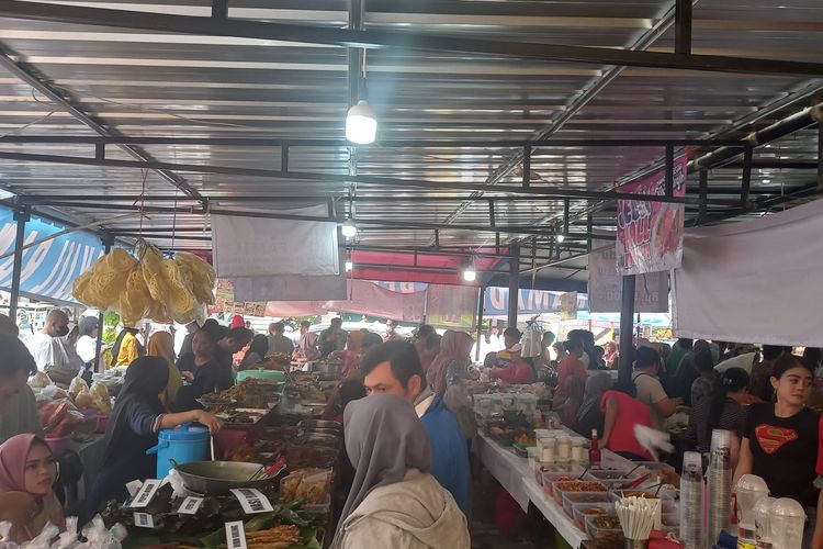 suasana di bazaar takjil ramadhan benhil yang ramai pengunjung menjelang buka puasa, Rabu (20/3/2024)