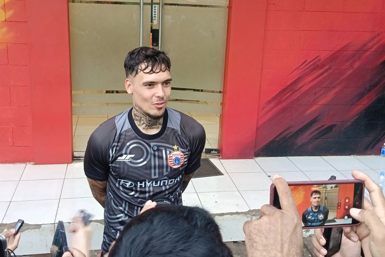 Bek kiri Persija Jakarta, menjawab pertanyaan awak media usai sesi latihan di Persija Training Ground, Bojongsari, Depok, Selasa (27/1/2026).