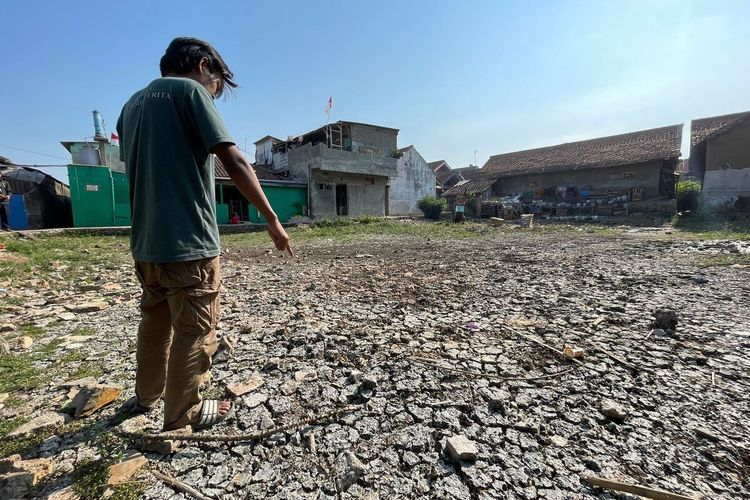 Kondisi kolam penampungan air di Kampung Warung Cina, Desa Linggar, Kabupaten Bandung, Jawa Barat, yang dilanda kekeringan sejak dua bulan lalu, Selasa (29/8/2023).