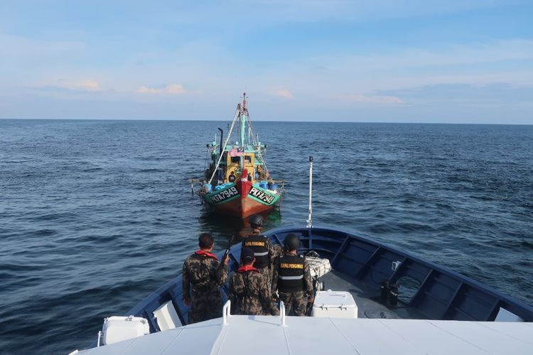 Foto Dokumentasi PSDKP Lampulo,  Tim patroli KP Hiu 12, Pangkalan Pengawasan Sumber Daya Kelautan dan Perikanan (PSDKP) Lampulo menangkap satu Kapal Ikan Asing (KIA)  berbendera Malaysia di perairan Selat Malaka daerah teritorial Indonesia karena menggunkan alat tangkap terlarang jenis trawl dan tidak memiliki dokumen perizinan yang sah dari Pemerintah Indonesia. Jumat (29/11/2019).