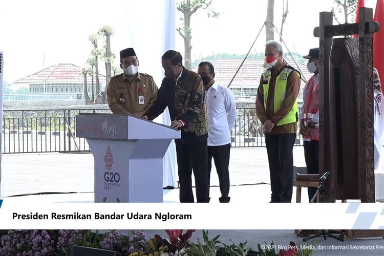 Presiden Jokowi saat meresmikan Bandar Udara Ngloram, di Kecamatan Cepu, Kabupaten Blora, Provinsi Jawa Tengah, Jumat (17/12/2021) pagi. 