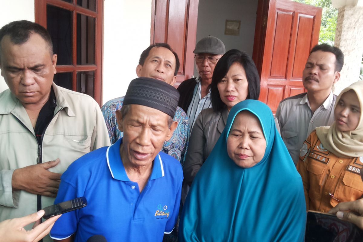 Mansur dan Elis Sukarsih, kedua orang tua dari MF (19) saat ditemui di rumahnya di kawasan Ciganjur, Jagakarsa, Jakarta Selatan, Selasa (18/7/2017). MF adalah seorang mahasiswa Universitas Gunadarma yang menjadi korban perundungan atau bullying rekan-rekannya. 