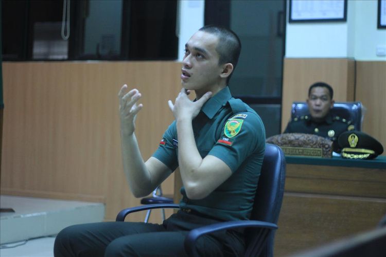 Prada DP memperagakan cara mencekik Fera Oktaria (21) kekasihnya sendiri ia telah ia bunuh saat di Pengadilan Militer I-04 Palembang, Kamis (15/8/2019).