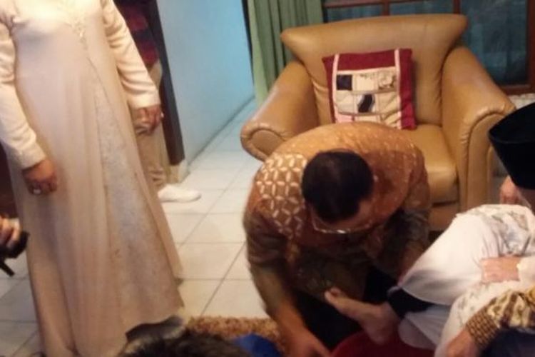 Calon petahana wali kota Tasikmalaya Budi Budiman sedang mencuci kaki orangtuanya sebagai ritual khusus sebelum mencoblos ke TPS, Rabu (15/2/2017).