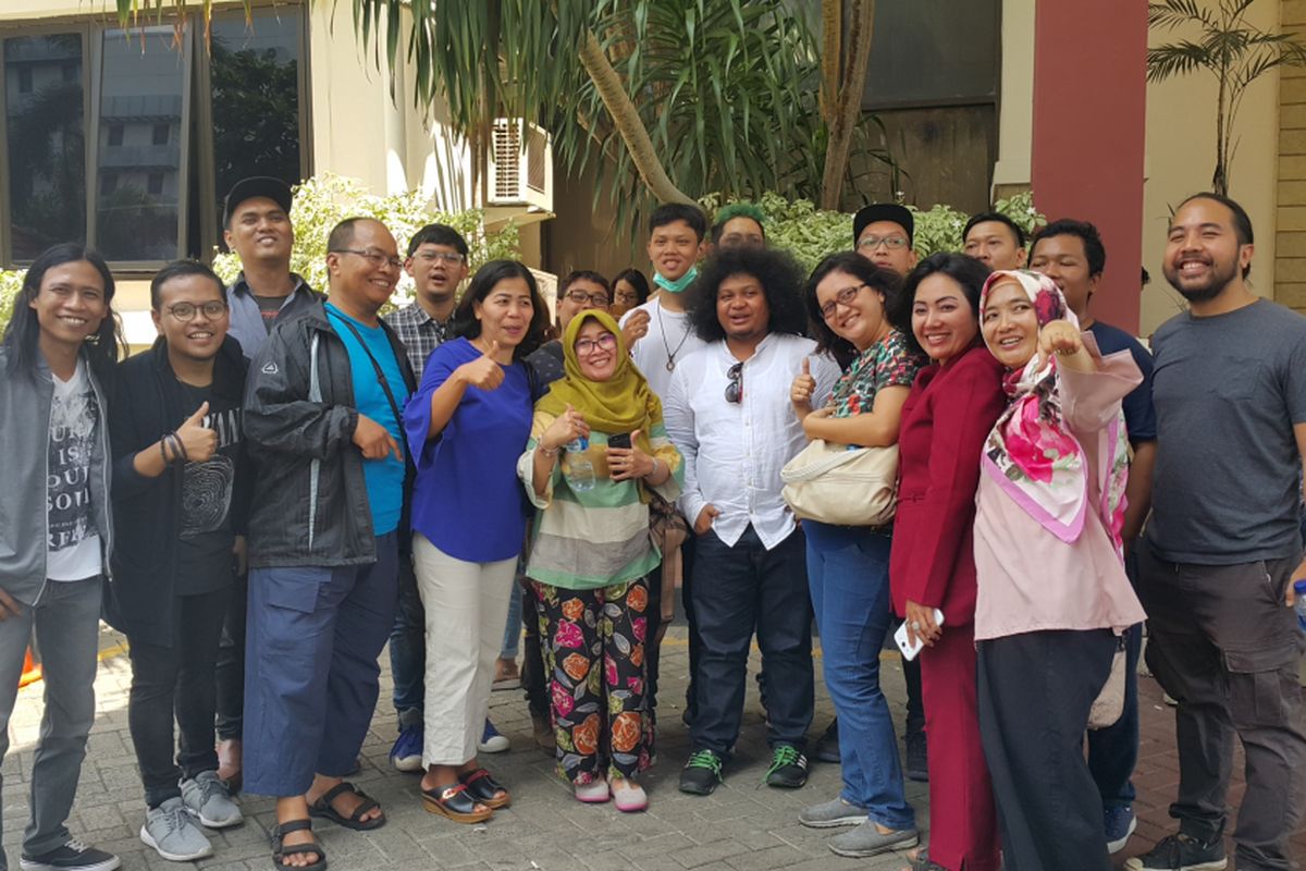 Sejumlah penghuni Apartemen Green Pramuka City dan Komunitas Stand Up Komedi (Komika) Indonesia mendatangi Kantor Kejaksaan Negeri (Kejari) Jakarta Pusat, Senin (7/8/2017).   Mereka datang untuk mendukung komika Muhadkly MT atau Acho yang ditetapkan sebagai tersangka oleh polisi atas dasar laporan pihak pengelola Apartemen Green Pramuka City.