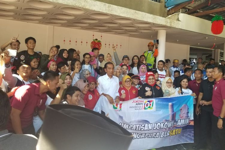 Calon presiden (capres) nomor urut 01 Joko Widodo bersama Istrinya, Iriana yang menggelar kampanye terbuka di Stadion Temenggung Abdul Jamal, Mukakuning, Batam, Kepulauan Riau, Sabtu (6/4/2019) kembali memamerkan dan menawarkan program tiga kartu miliknya.
