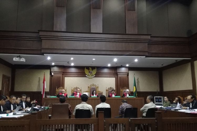 Sidang pemeriksaan saksi untuk adik mantan Gubernur Banten Ratu Atut Chosiyah, Tubagus Chaeri Wardana.