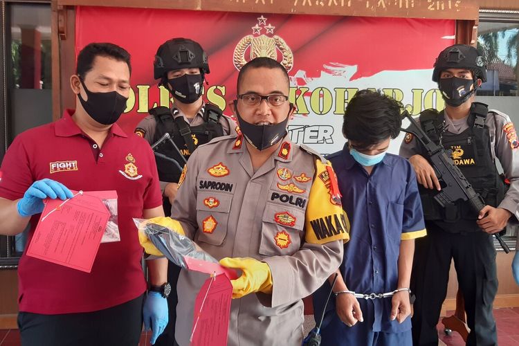 Wakapolres Sukoharjo Kompol Saprodin menunjukkan barang bukti yang diamankan dari pelaku penyalahgunaan narkoba jenis sabu di Mapolres Sukoharjo, Jawa Tengah, Rabu (10/6/2020).