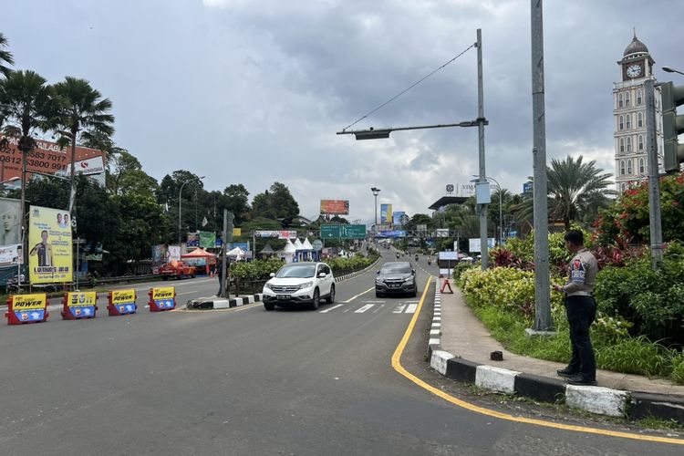 Kondisi arus lalu lintas di Jalur Puncak, Kabupaten Bogor pada siang ini diberlakukan sistem satu arah atau one way menuju arah Jakarta, Jumat (12/4/2024).
